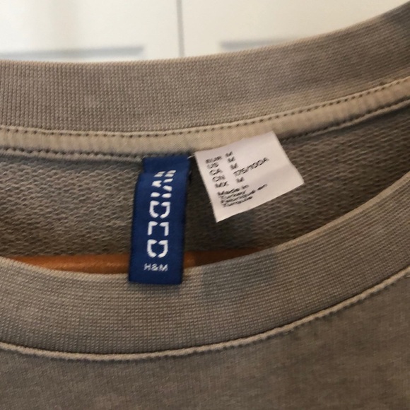 H&M’s oversized crew neck sweater - Picture 2 of 4
